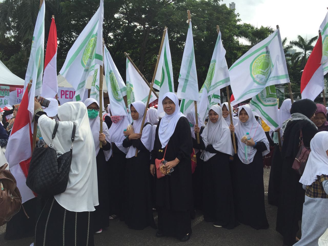 Ibu Yuliani Paris dalam Aksi Bela Islam 212