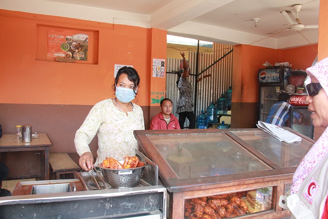 Tim Mer-C dan Penjual Gorengan di Kathmandu