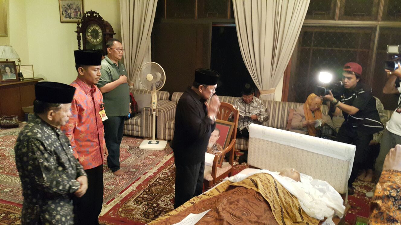 BJ Habibie Ikut Takziah Di Tempat (Alm) Prof Ali Wardhana
