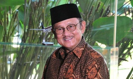 BJ Habibie, Muslim Tercerdas di Dunia Yang Perkuat Rupiah dari 15.000 Jadi 6.500