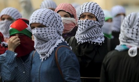 Remaja Putri Palestina Hadapi Aparat Israel