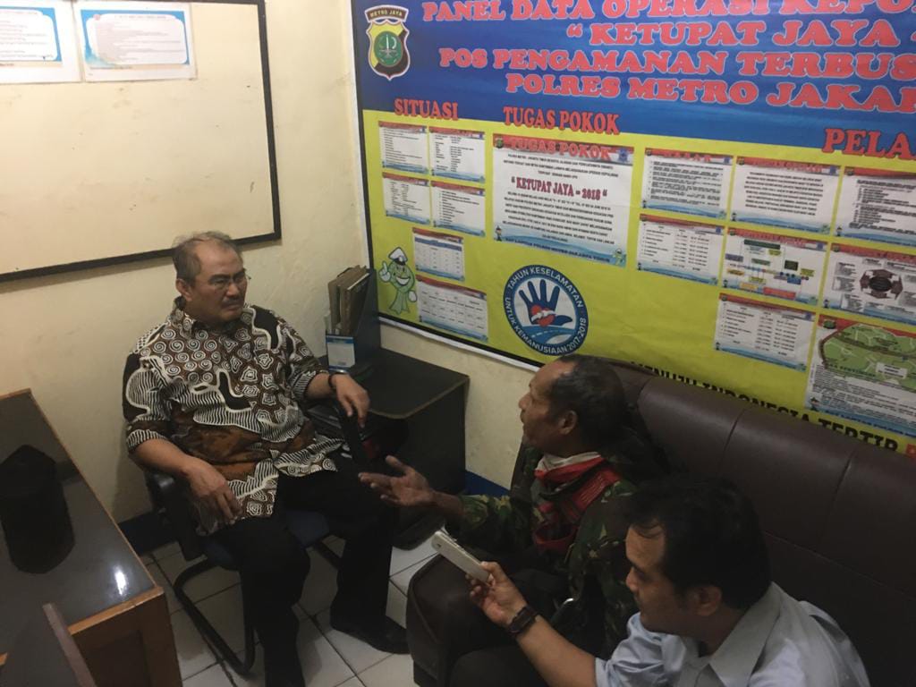 Ketua ICMI Tunjukkan Kepedulian ke Pria Nekat Panjat Papan Reklame