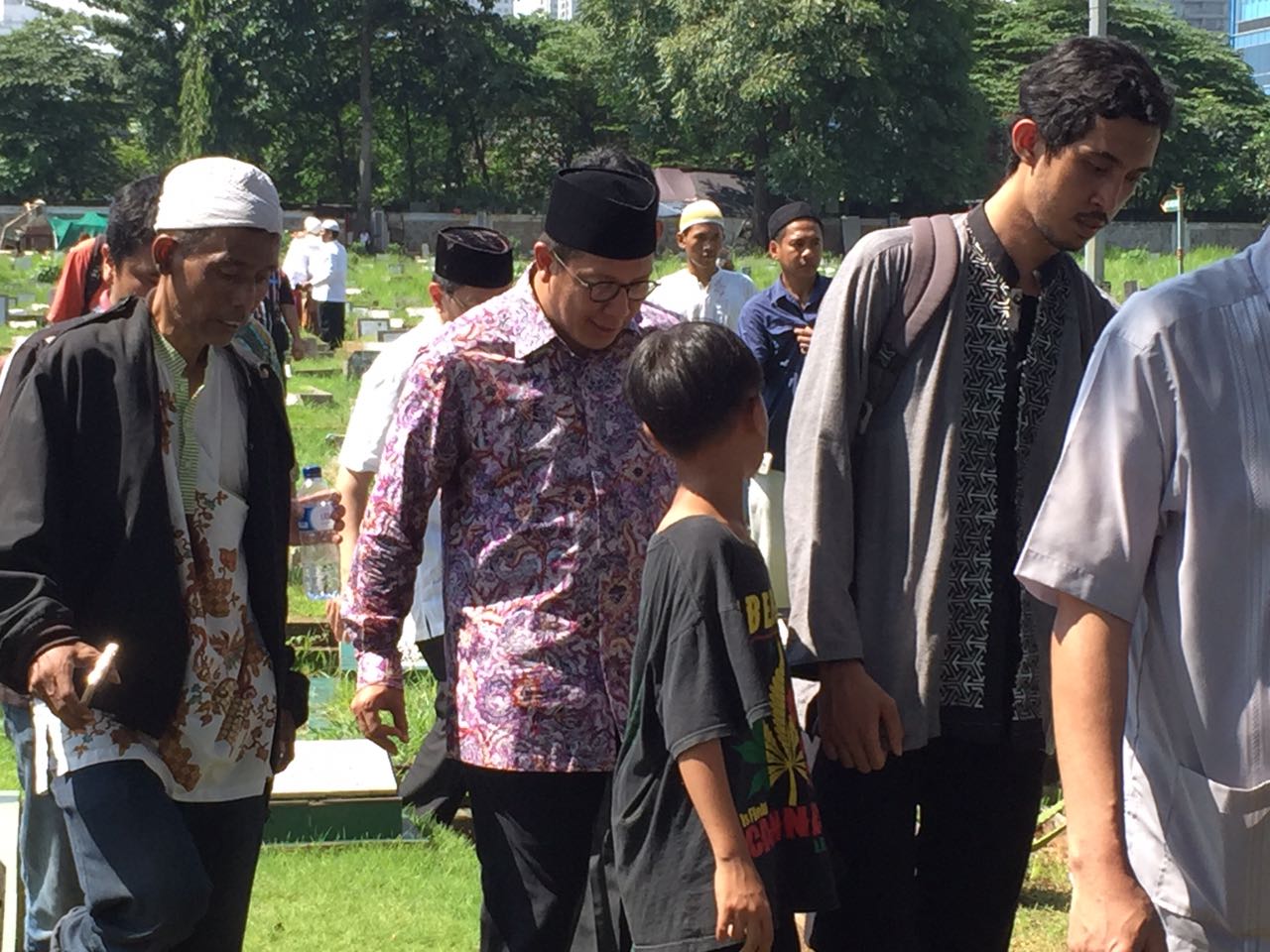 Lukman Hakim Pimpin Doa Pemakaman Pendiri AJI Ahmad Taufiq