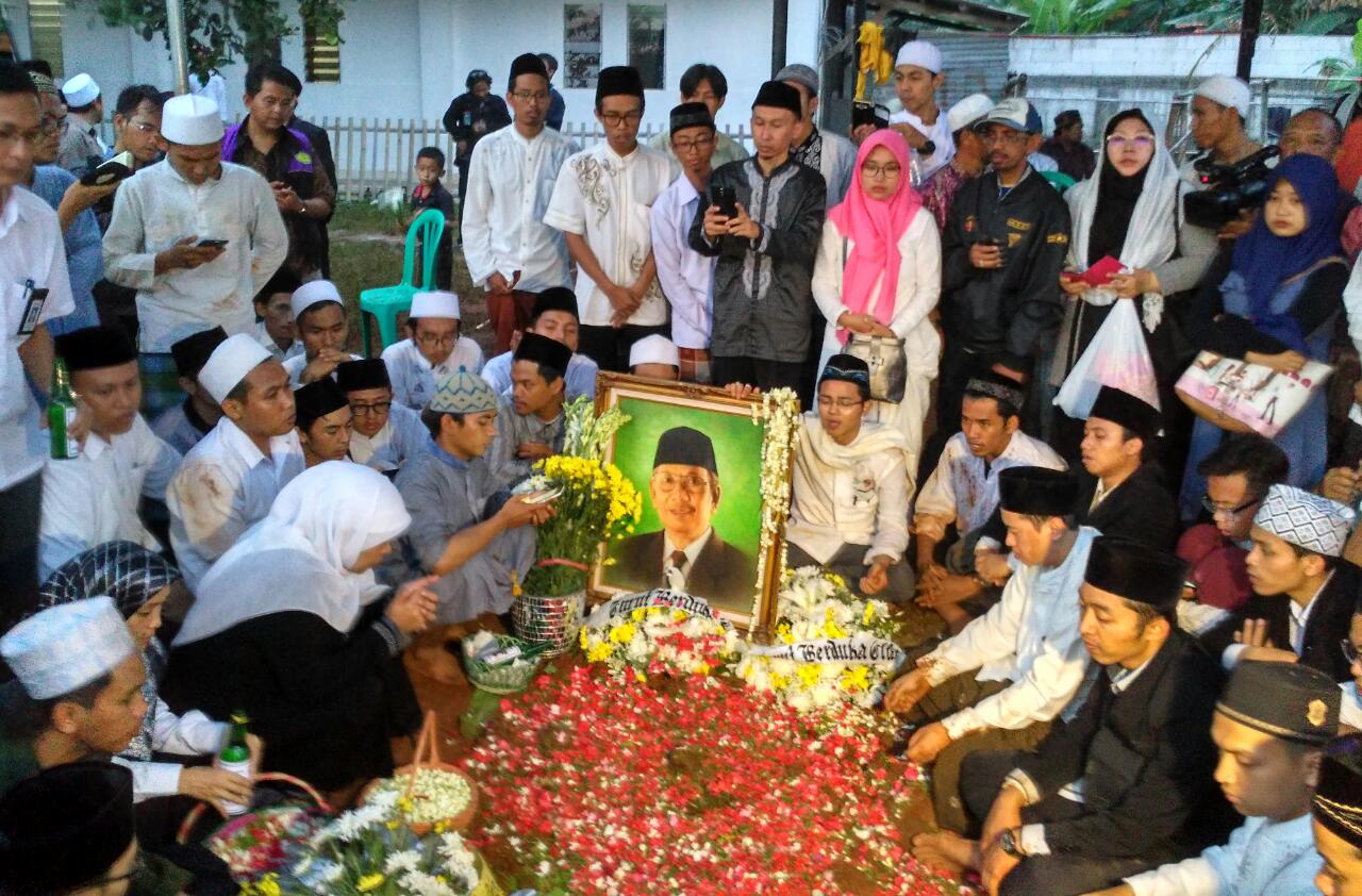 KH Hasyim Muzadi: Penghulu Kaum Santri dan Abangan
