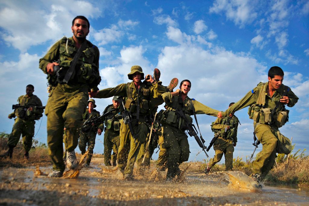 Tentara Israel Dilawan Dengan Senjata Ular