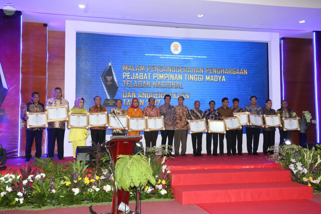 Ketua Orwil ICMI Gorontalo Terima Penghargaan Top 9 PPT Madya Teladan 2017