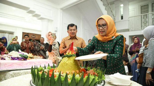 JK Rayakan Ultah Istrinya ke-74 dengan Sederhana