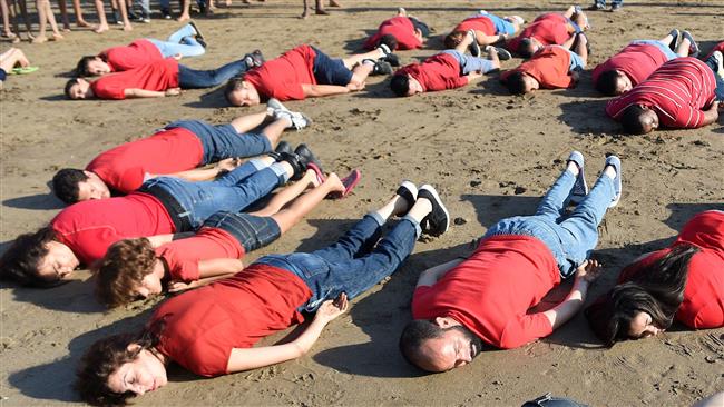 Unik, Demonstran Di Maroko Tiru Posisi Aylan Kurdi Yang Terdampar